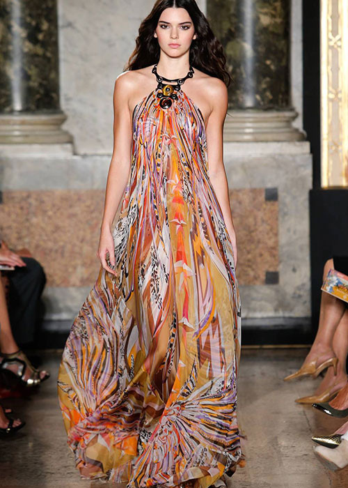 Sự nghiệp người mẫu của em gái Kim vụt sáng khi cô xuất hiện trên sàn diễn chuyên nghiệp vào năm 2014.