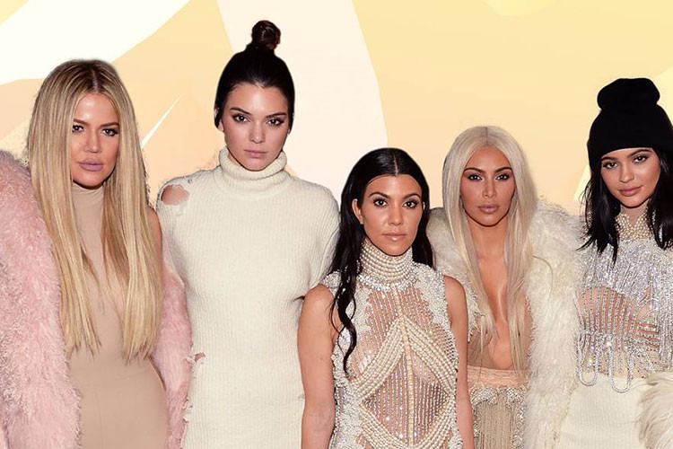 Kendall chính là em gái cùng mẹ khác cha của Kim Kardashian (thứ hai bên phải).