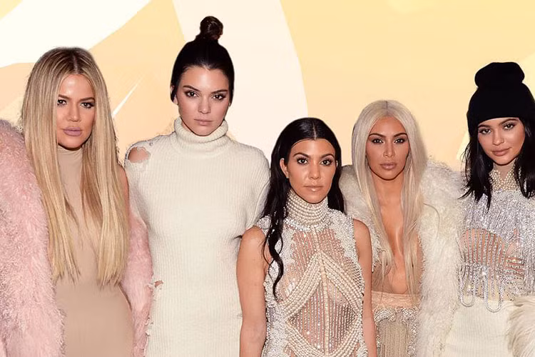 Kendall chính là em gái cùng mẹ khác cha của Kim Kardashian (thứ hai bên phải).