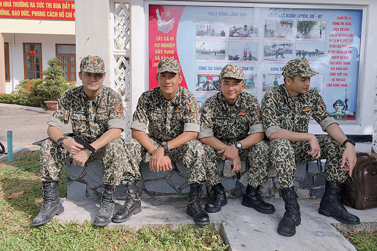 Hình ảnh Song Luân điển trai chuẩn soái ca bên các bạn diễn.