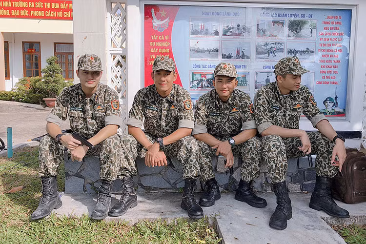 Hình ảnh Song Luân điển trai chuẩn soái ca bên các bạn diễn.