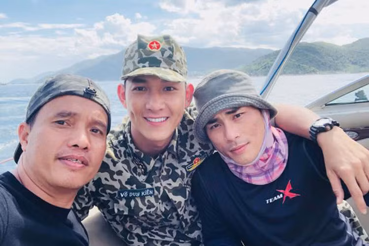 Chia sẻ trên Zing, Song Luân bày tỏ anh gặp nhiều áp lực khi nhận vai bởi phiên bản gốc đã quá nổi tiếng và nhân vật của Song Joong Ki trở thành biểu tượng.