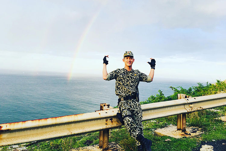 Khoác lên mình bộ quân phục, Song Luân điển trai, nam tính hơn.