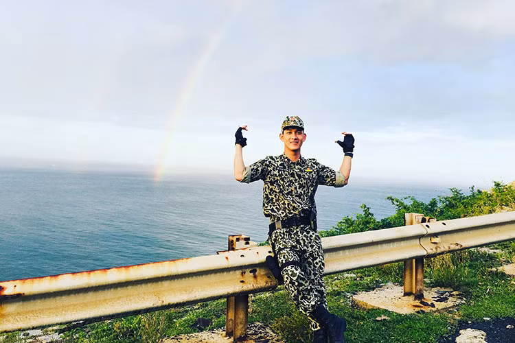 Khoác lên mình bộ quân phục, Song Luân điển trai, nam tính hơn.