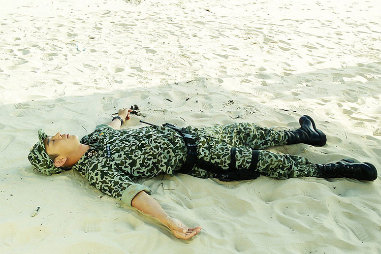 Trên trang cá nhân, Song Luân thường xuyên cập nhật hình ảnh của mình ở hậu trường phim.