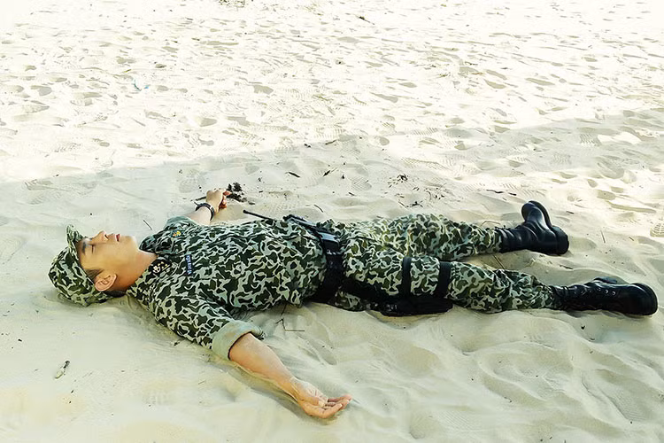 Trên trang cá nhân, Song Luân thường xuyên cập nhật hình ảnh của mình ở hậu trường phim.