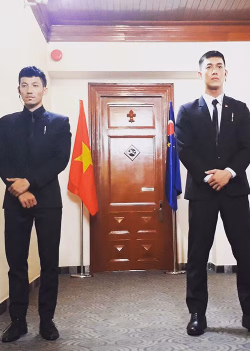 Nam diễn viên Song Luân sở hữu gương mặt đẹp hút hồn với nụ cười má lúm đồng tiền ngọt ngào cùng chiều cao người mẫu và thân hình 6 múi quyến rũ.