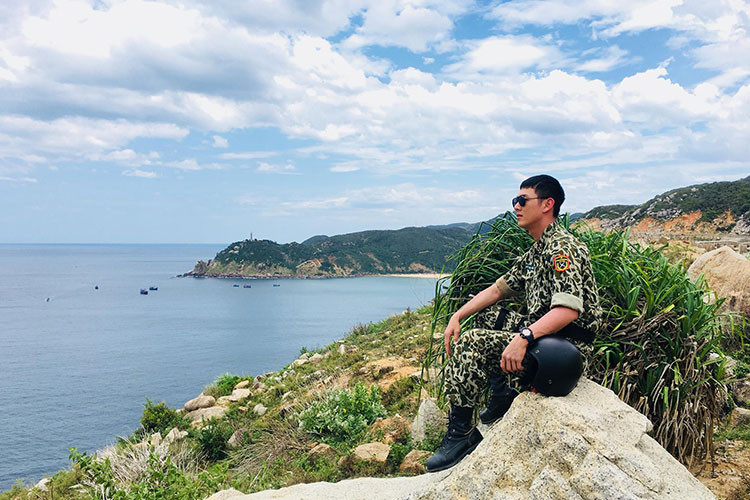 Vẻ điển trai ngời ngời của nam diễn viên phim "Hậu duệ mặt trời" bản Việt trên phim trường.