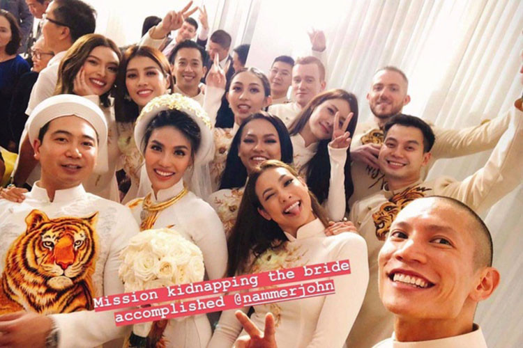 Hình ảnh cặp đôi Lan Khuê - Tuấn John bên dàn phù dâu và phù rể. Ảnh: Khampha