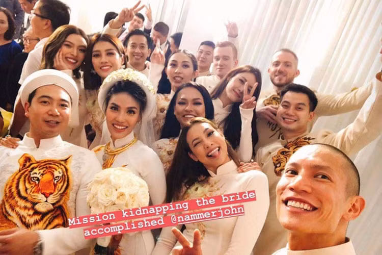 Hình ảnh cặp đôi Lan Khuê - Tuấn John bên dàn phù dâu và phù rể. Ảnh: Khampha