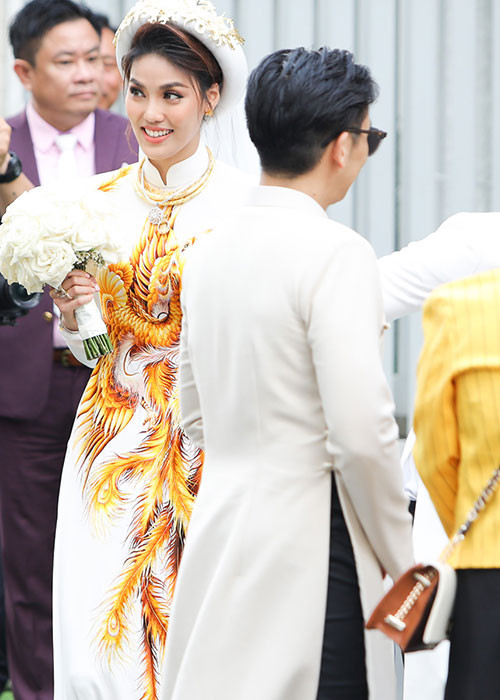 Trước lễ ăn hỏi, người đẹp sinh năm 1992 được bạn trai cầu hôn vào tháng 6 vừa qua. Ảnh: Zing