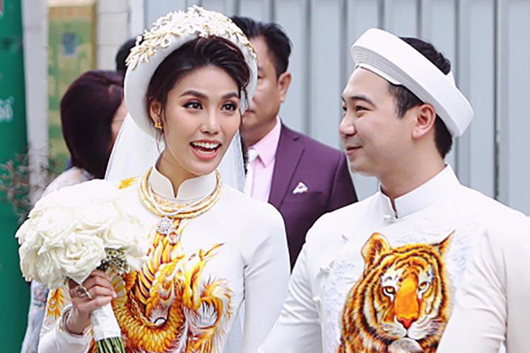 Đôi uyên ương mặc áo dài trắng trong lễ ăn hỏi được tổ chức riêng tư. Ảnh: Khampha