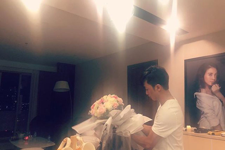 Đàm Thu Trang tỏ ra hạnh phúc trước những món quà của Cường Đô la. Chia sẻ hình ảnh bạn trai cầm bó hoa, cô hóm hỉnh gọi anh là "chú bé bông". Ảnh: Instagram