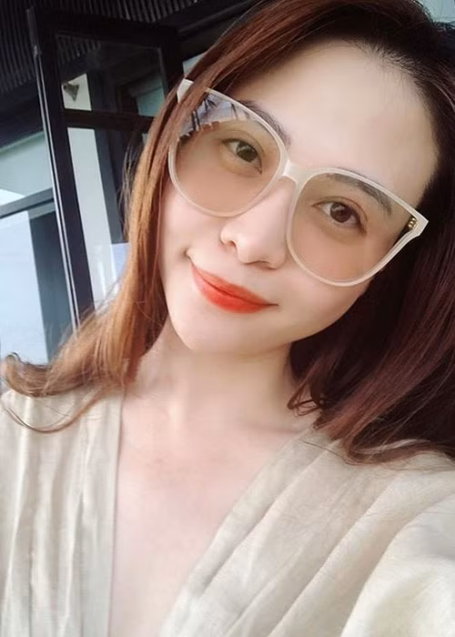 Trong cuộc phỏng vấn trên Vnexpress, Đàm Thu Trang từng khẳng định cô chưa bao giờ nghĩ việc yêu Cường Đô la là vì tiền. Ngoài ra, dù được bạn trai hỗ trợ trong công việc nhưng cô có sự độc lập về tài chính. Hiện, Đàm Thu Trang tập trung kinh doanh, không còn hoạt động nghệ thuật. Ảnh: Instagram