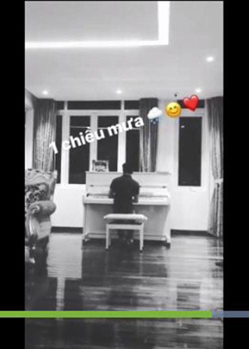 Cường Đô la cũng từng đàn hát tặng bạn gái xinh đẹp. Ảnh: Instagram