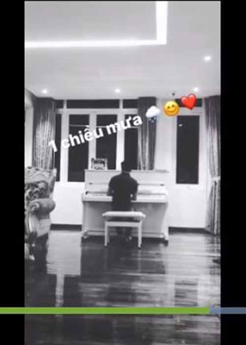 Cường Đô la cũng từng đàn hát tặng bạn gái xinh đẹp. Ảnh: Instagram