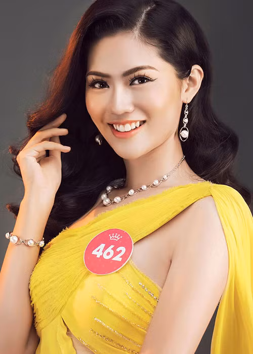 Với số đo vòng 3 là 98 cm, Vũ Hương Giang là một trong những thí sinh siêu vòng 3 tại cuộc thi Hoa hậu Việt Nam 2018.