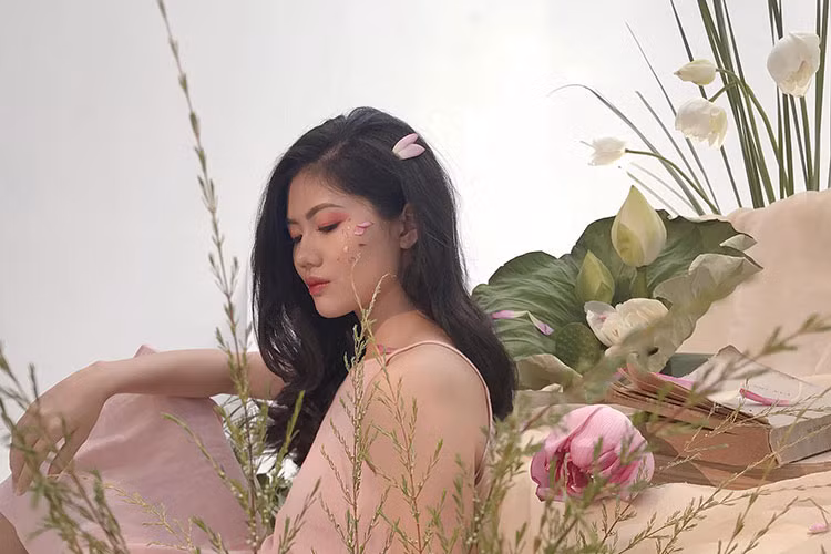 Người đẹp 9X từng xuất hiện trong MV của ca sĩ Đan Trường ra mắt vào tháng 4/2018.