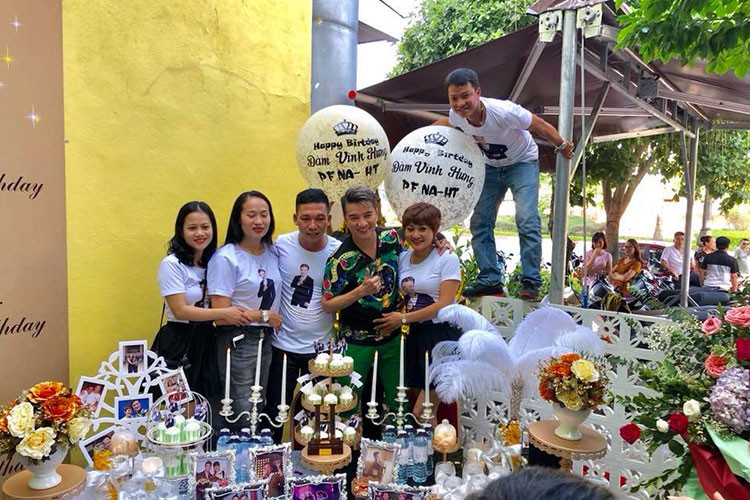 Buổi sinh nhật có sự tham gia của 80 fans ruột của "ông hoàng nhạc Việt".