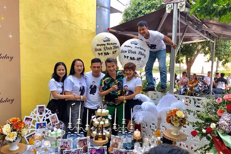 Buổi sinh nhật có sự tham gia của 80 fans ruột của "ông hoàng nhạc Việt".