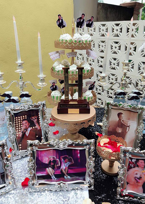 Tiệc sinh nhật của Đàm Vĩnh Hưng được fans ở Vinh trang trí như tiệc cưới với những bức ảnh kỷ niệm được trưng bày trên bàn.