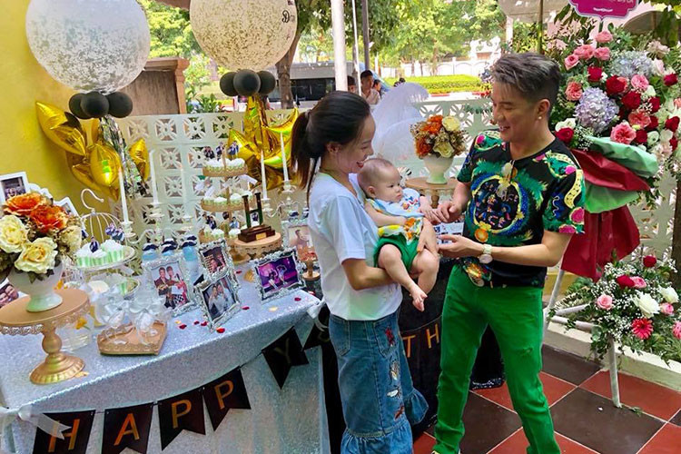 Một fan nữ của Đàm Vĩnh Hưng ở Vinh còn bồng bế con nhỏ đến tổ chức tiệc sinh nhật cho thần tượng.