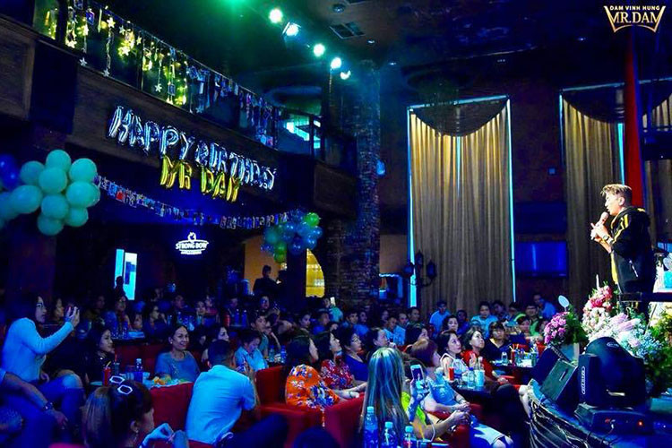 Fans tại TP HCM mừng Đàm Vĩnh Hưng bước sang tuổi mới khi anh đi diễn.