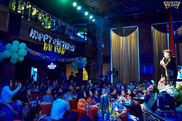 Fans tại TP HCM mừng Đàm Vĩnh Hưng bước sang tuổi mới khi anh đi diễn.