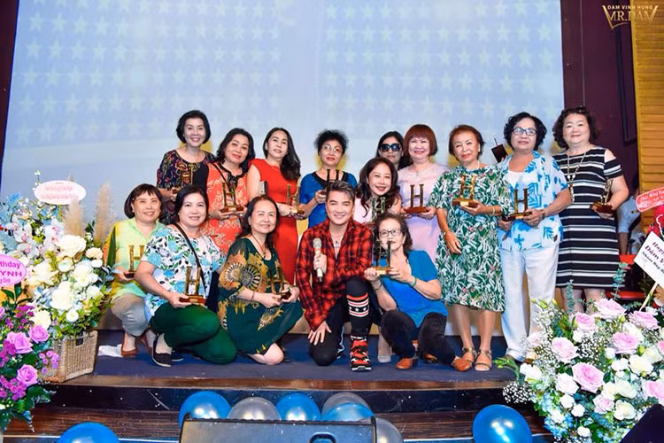 Ngày 2/10 là ngày sinh nhật của Đàm Vĩnh Hưng nhưng anh đã đón tuổi mới từ sớm.