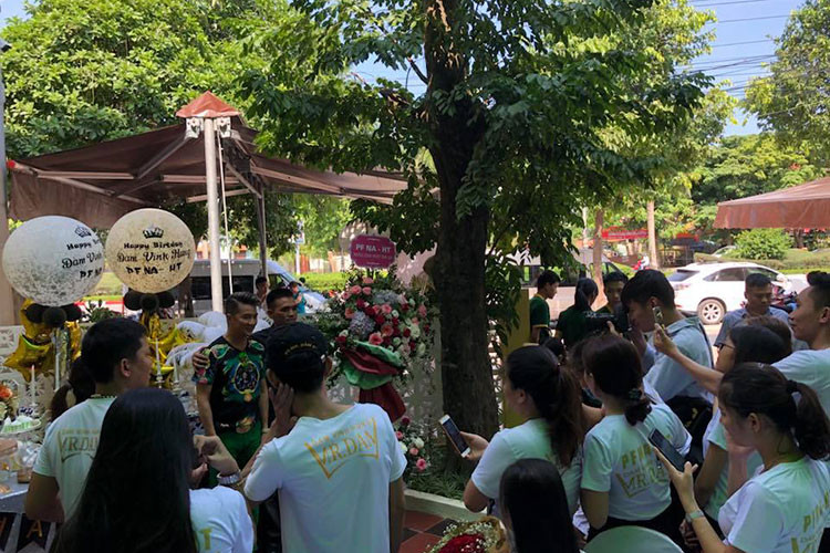 Buổi sinh nhật của nam ca sĩ diễn ra trong không khí ấm cúng.