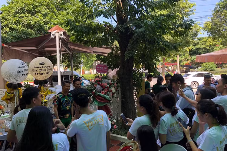 Buổi sinh nhật của nam ca sĩ diễn ra trong không khí ấm cúng.