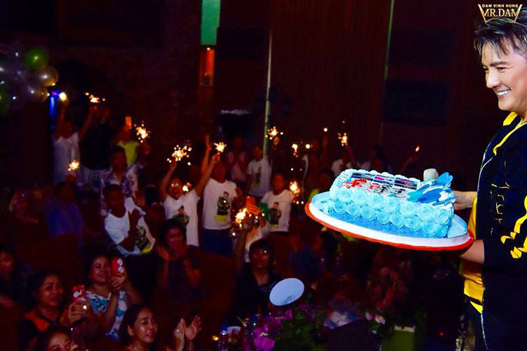 Mọi năm, người hâm mộ ở các khu vực chung tay tổ chức sinh nhật cho Đàm Vĩnh Hưng và tặng anh nhiều món quà ý nghĩa.