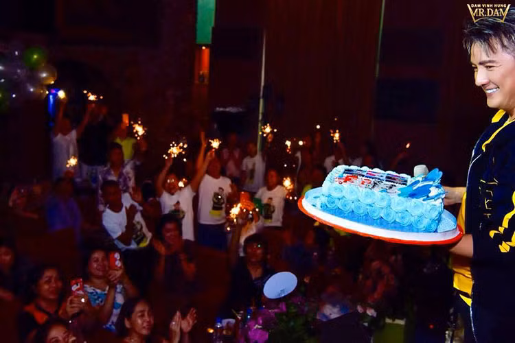 Mọi năm, người hâm mộ ở các khu vực chung tay tổ chức sinh nhật cho Đàm Vĩnh Hưng và tặng anh nhiều món quà ý nghĩa.