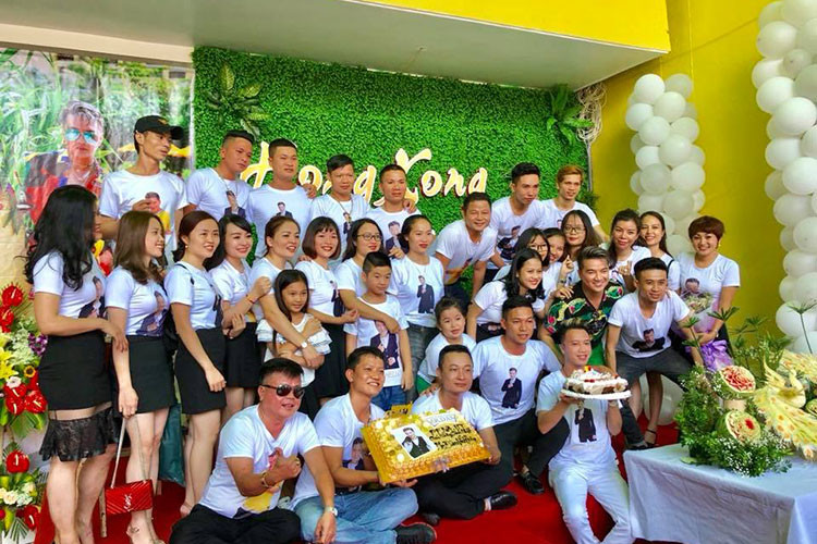 Hình ảnh fans ở Vinh mặc áo đồng phục in hình Mr Đàm trong tiệc sinh nhật của thần tượng.