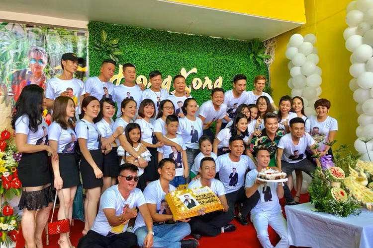Hình ảnh fans ở Vinh mặc áo đồng phục in hình Mr Đàm trong tiệc sinh nhật của thần tượng.