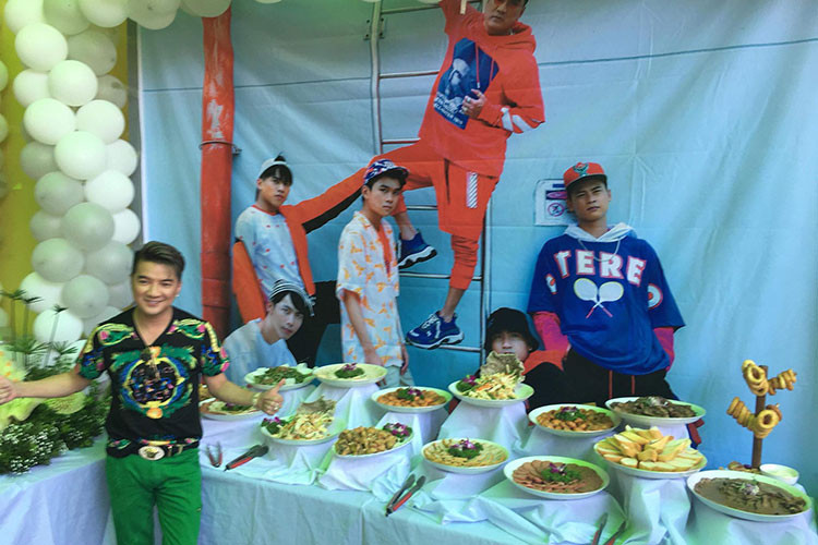 Theo Báo Nghệ An, năm nay, Mr Đàm còn trực tiếp mang những món ăn từ TP HCM ra chiêu đãi fans ở Vinh.