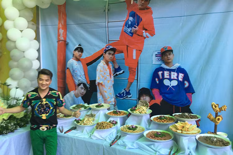 Theo Báo Nghệ An, năm nay, Mr Đàm còn trực tiếp mang những món ăn từ TP HCM ra chiêu đãi fans ở Vinh.