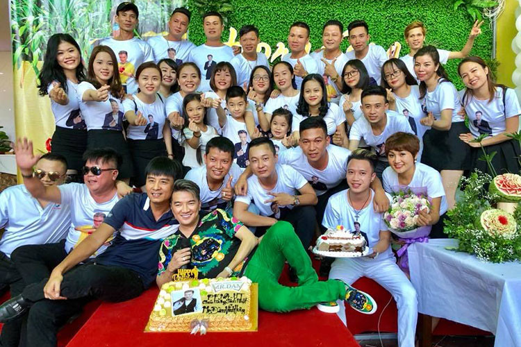 Dam Vinh Hung khoe anh duoc fans to chuc sinh nhat nhu tiec cuoi