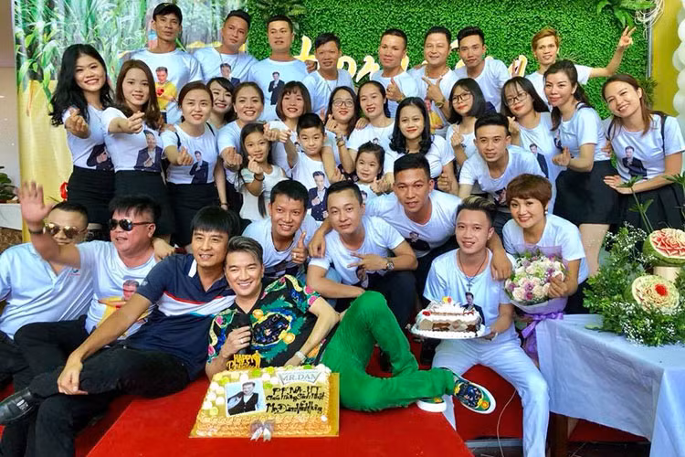 Fans vừa tổ chức sinh nhật lần thứ 46 cho Đàm Vĩnh Hưng khi anh có mặt tại thành phố Vinh.