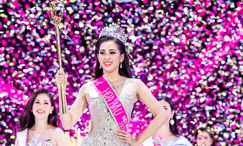 Vua dang quang, Hoa hau Tran Tieu Vy da vuong tin don diem thap