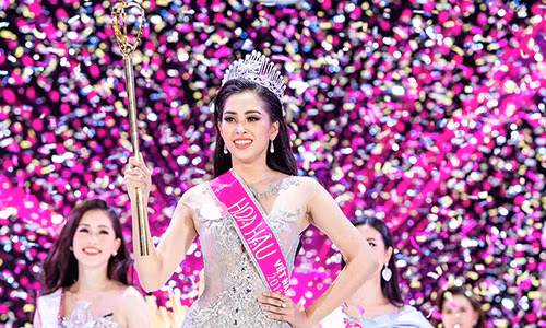 Vua dang quang, Hoa hau Tran Tieu Vy da vuong tin don diem thap