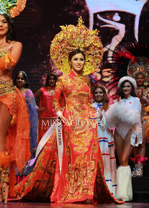 Hình ảnh Thư Dung diện áo dài trong phần thi trang phục truyền thống tại cuộc thi Miss Eco International 2018.