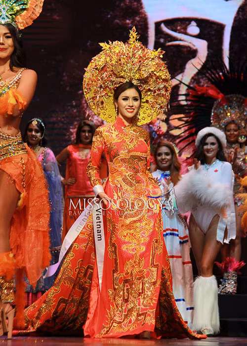 Hình ảnh Thư Dung diện áo dài trong phần thi trang phục truyền thống tại cuộc thi Miss Eco International 2018.