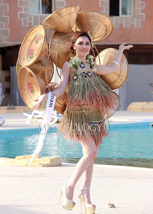 Theo Lao động, do không may thất lạc trang phục sinh thái, Thư Dung thức trắng đêm tự chế trang phục để trình diễn.