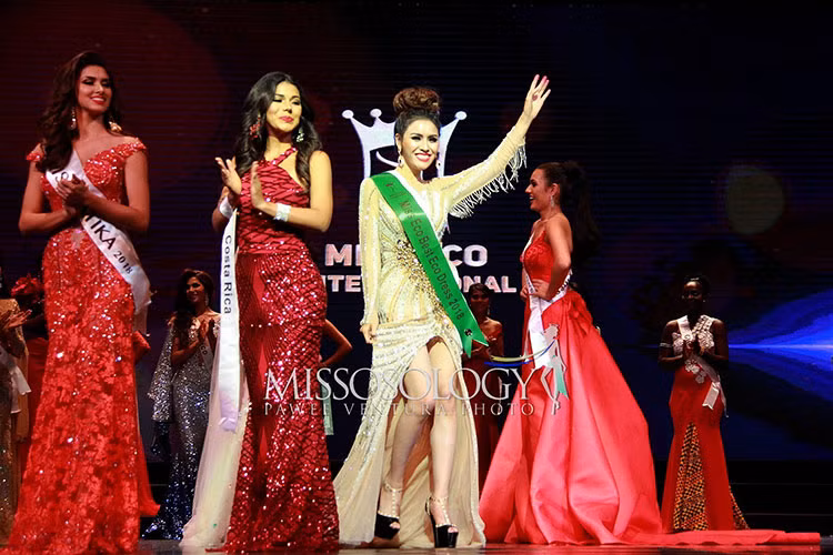 Trong chung kết Miss Eco International 2018, Thư Dung đoạt giải phụ Trang phục sinh thái.
