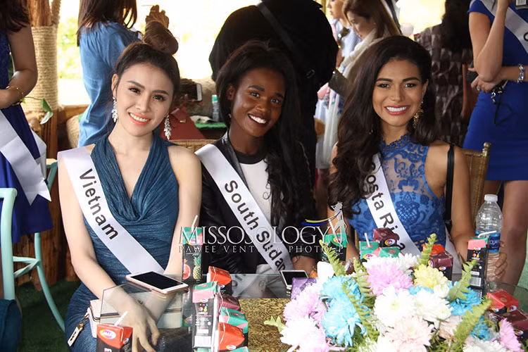 Tại đấu trường nhan sắc quốc tế, Thư Dung bị chê nói tiếng Anh kém.