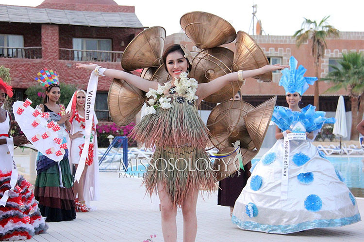 Đại diện Việt Nam tỏ ra tự tin ở phần thi "Trang phục sinh thái".