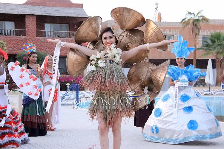 Đại diện Việt Nam tỏ ra tự tin ở phần thi "Trang phục sinh thái".