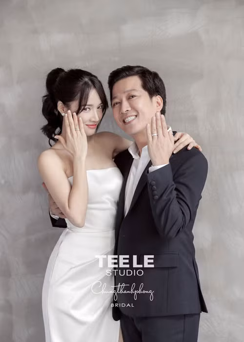 Hình ảnh đôi uyên ương cùng khoe nhẫn cưới.