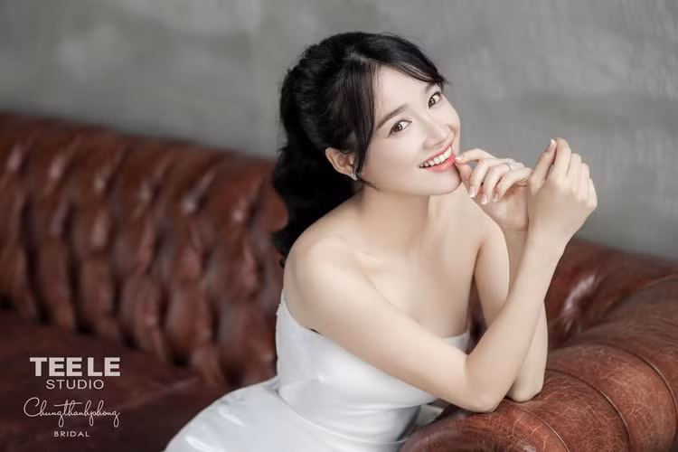 Cô dâu Nhã Phương đốn tim fans bởi nhan sắc ngọt ngào.